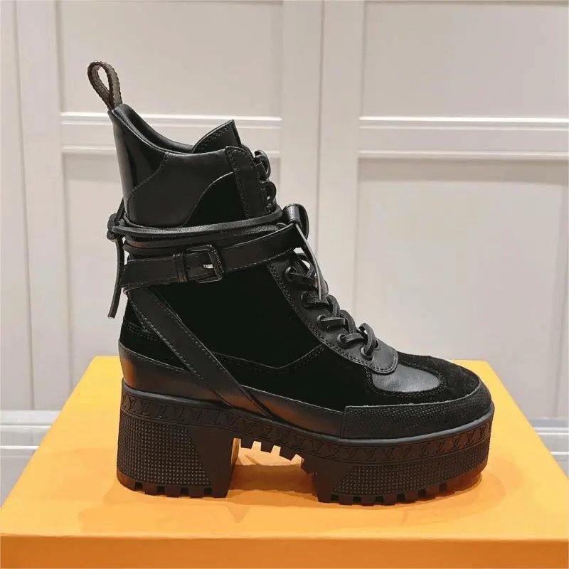 LOUIS VUITTON Laureate Desert  